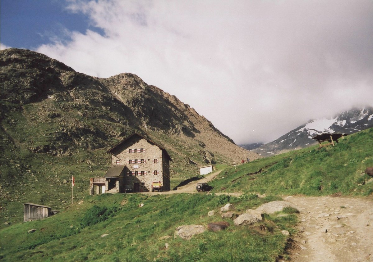 a01.jpg - Die Martin-Busch-Hütte im hinteren Ötztal