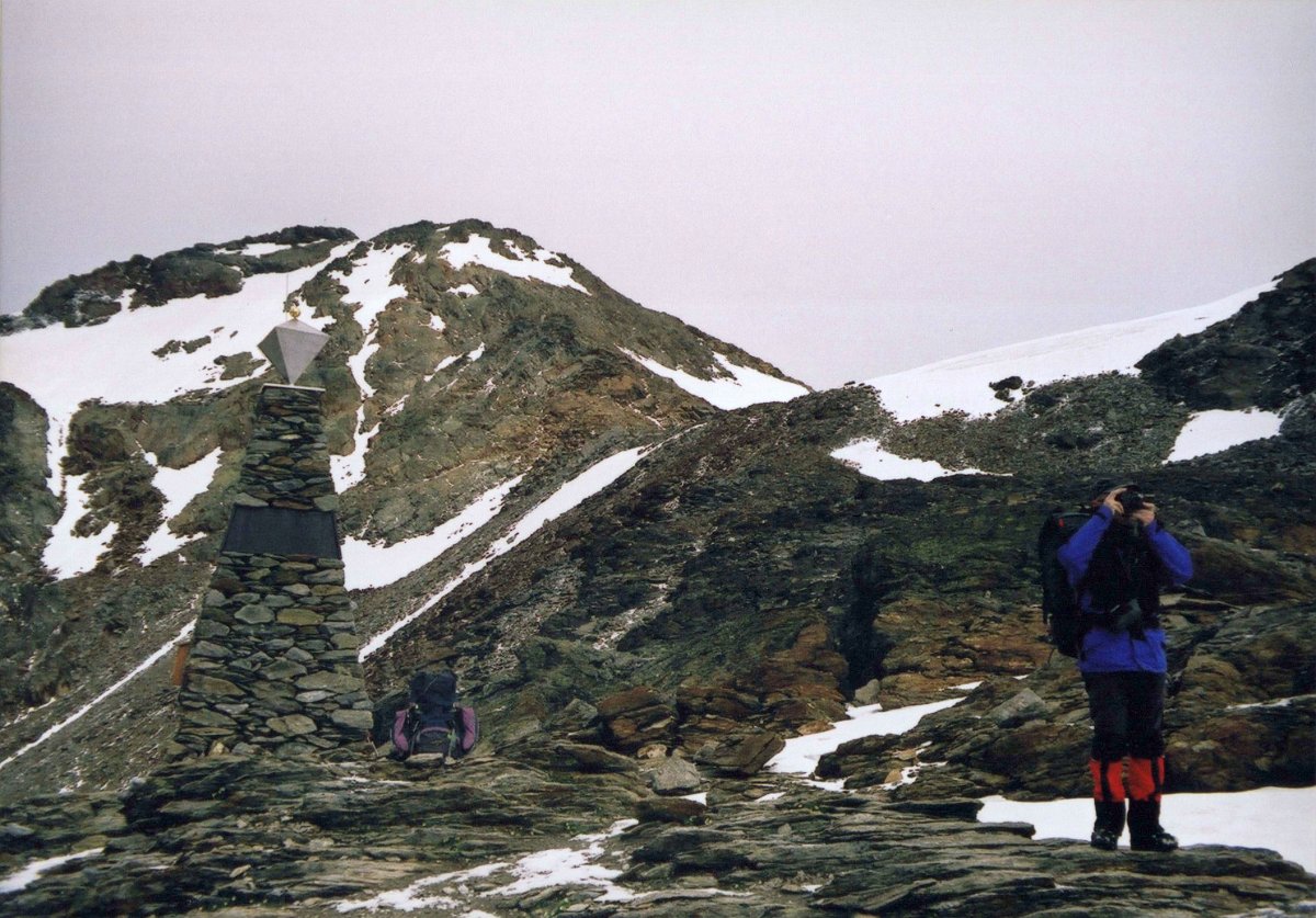 a05.jpg - An der Fundstelle des Ötzi, Hauslabjoch. Für uns Zwischenstation zur Fineilspitze.