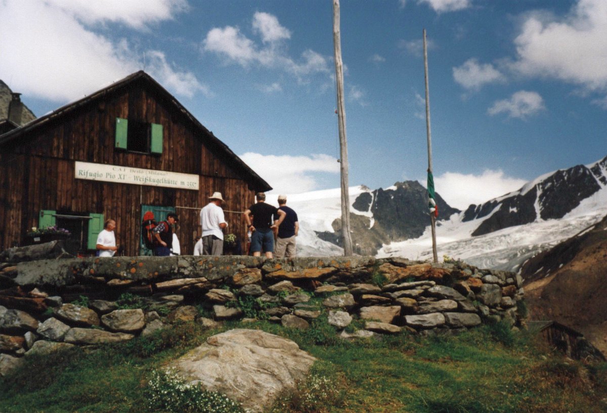 000.jpg - Die Weißkugelhütte (Rifugio Pio XI), bietet urige Gemütlichkeit, reichliches und schmackhaftes Essen.