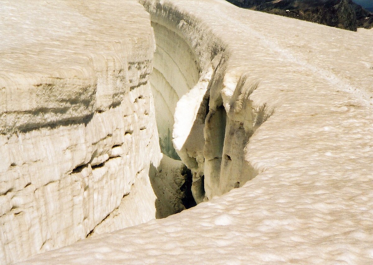 095.JPG - An großen und an sehr großen Spalten ging es meist immer sanft ansteigend auf dem Gletscher entlang.