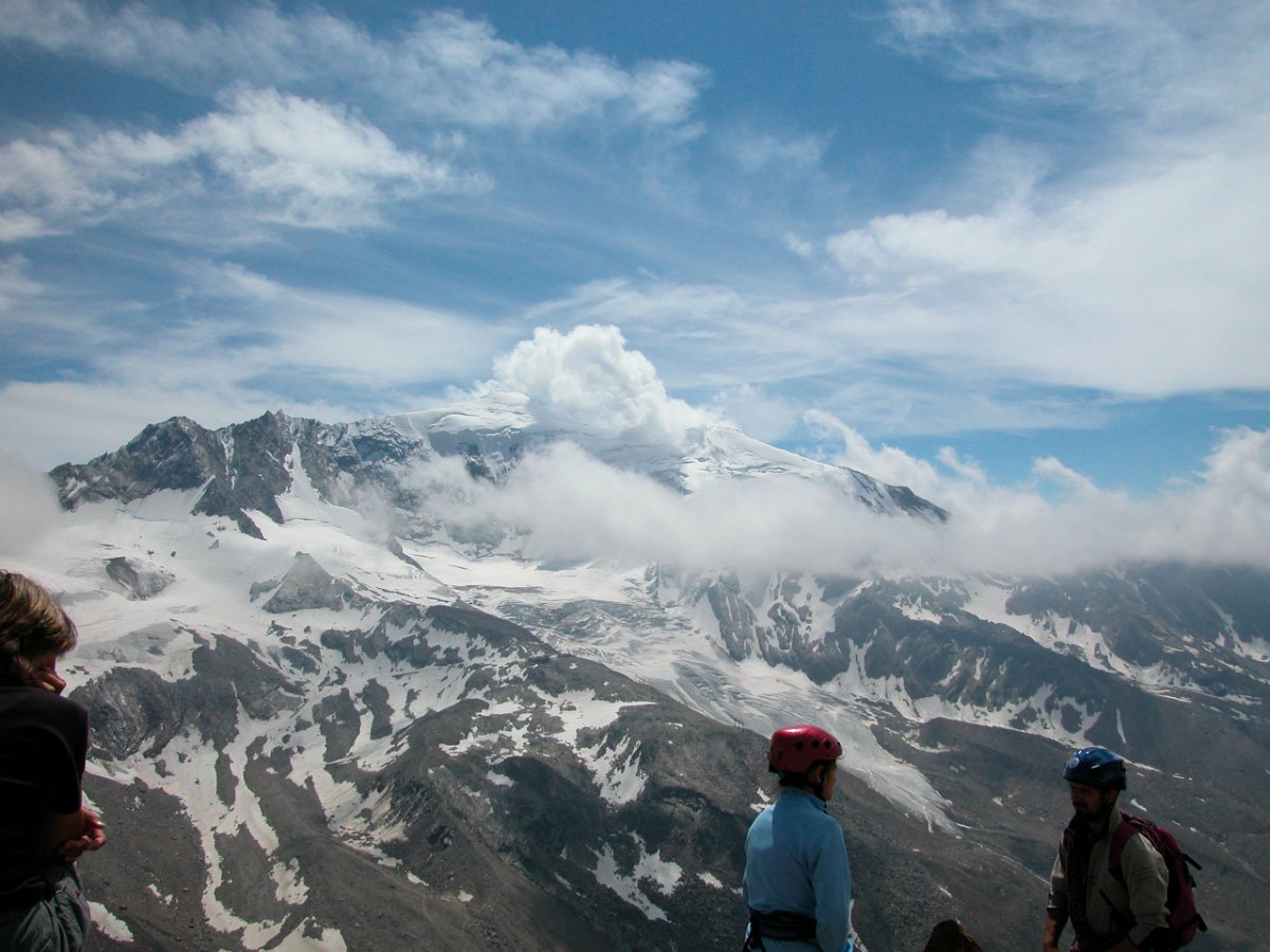 DSCN6449.JPG - Der Weissmies hüllt sich in eine Wolke.