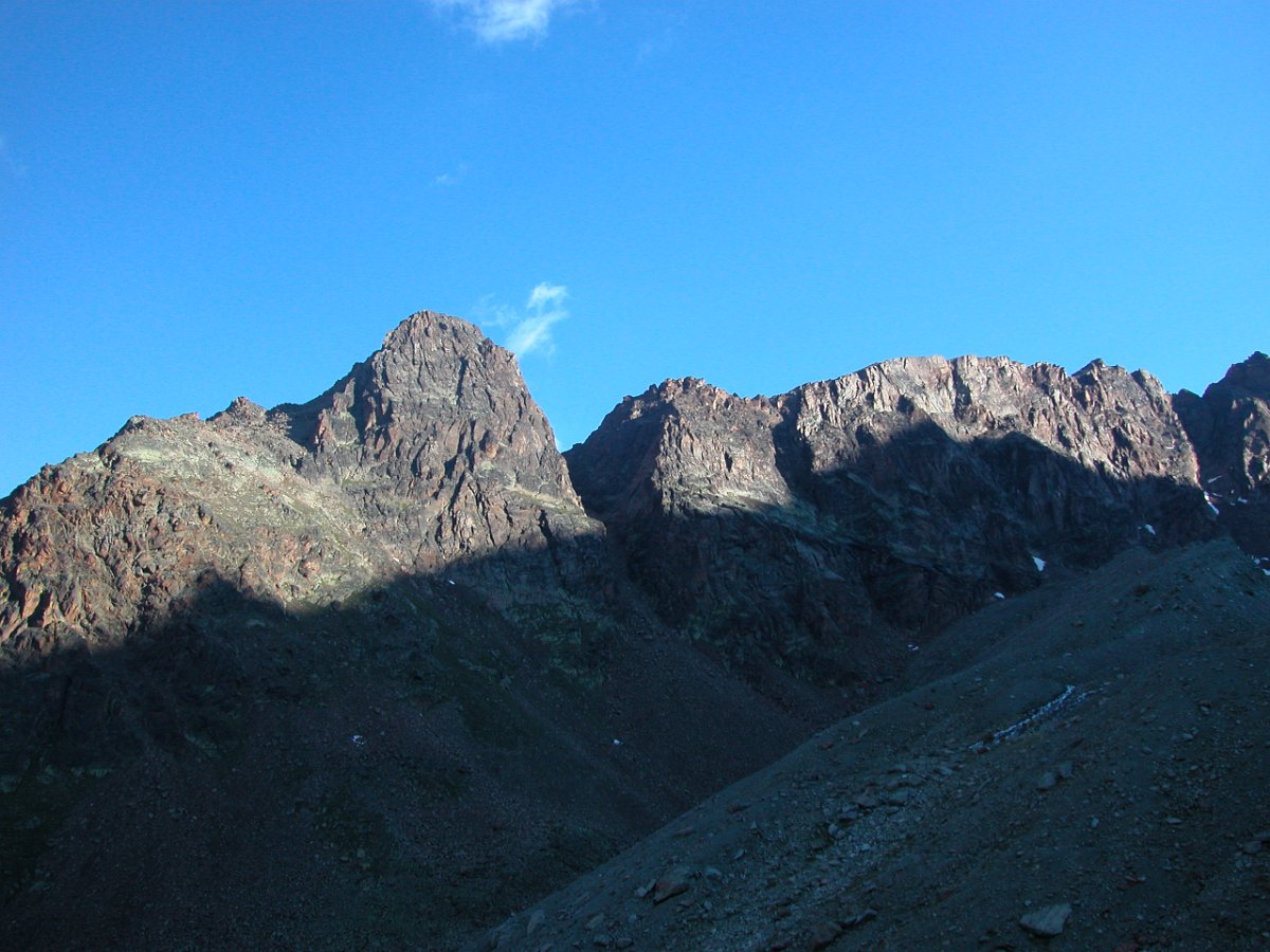 DSCN6503.JPG - Links von der Bildmitte das Jägihorn in der Morgensonne.