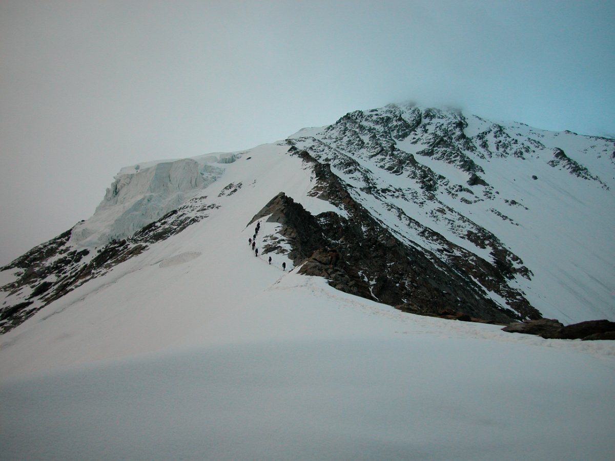 DSCN6523.JPG - Nach dem Übertritt über das Festijoch sind Seilschaften am Nordwestgrat (Festigrat) zu sehen.