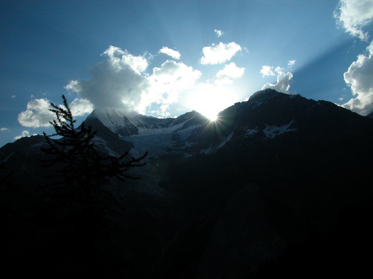 DSCN6538.JPG - Die Europahütte ist wieder erreicht. Sonnenuntergang rechts neben dem Bishorn.