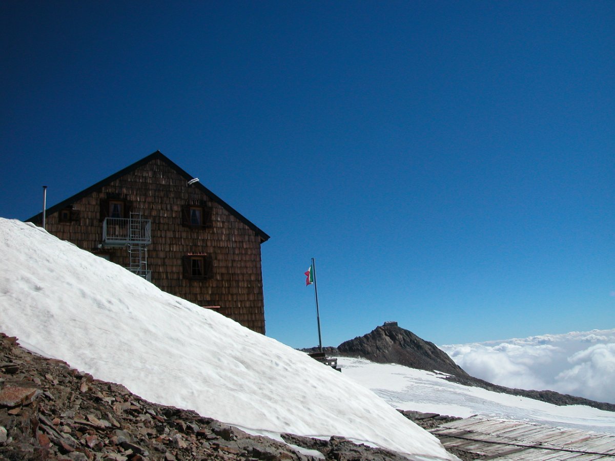 Dscn6709.jpg - Rechts neben der Fahne im Hintergrund der Becher mit dem Becherhaus.