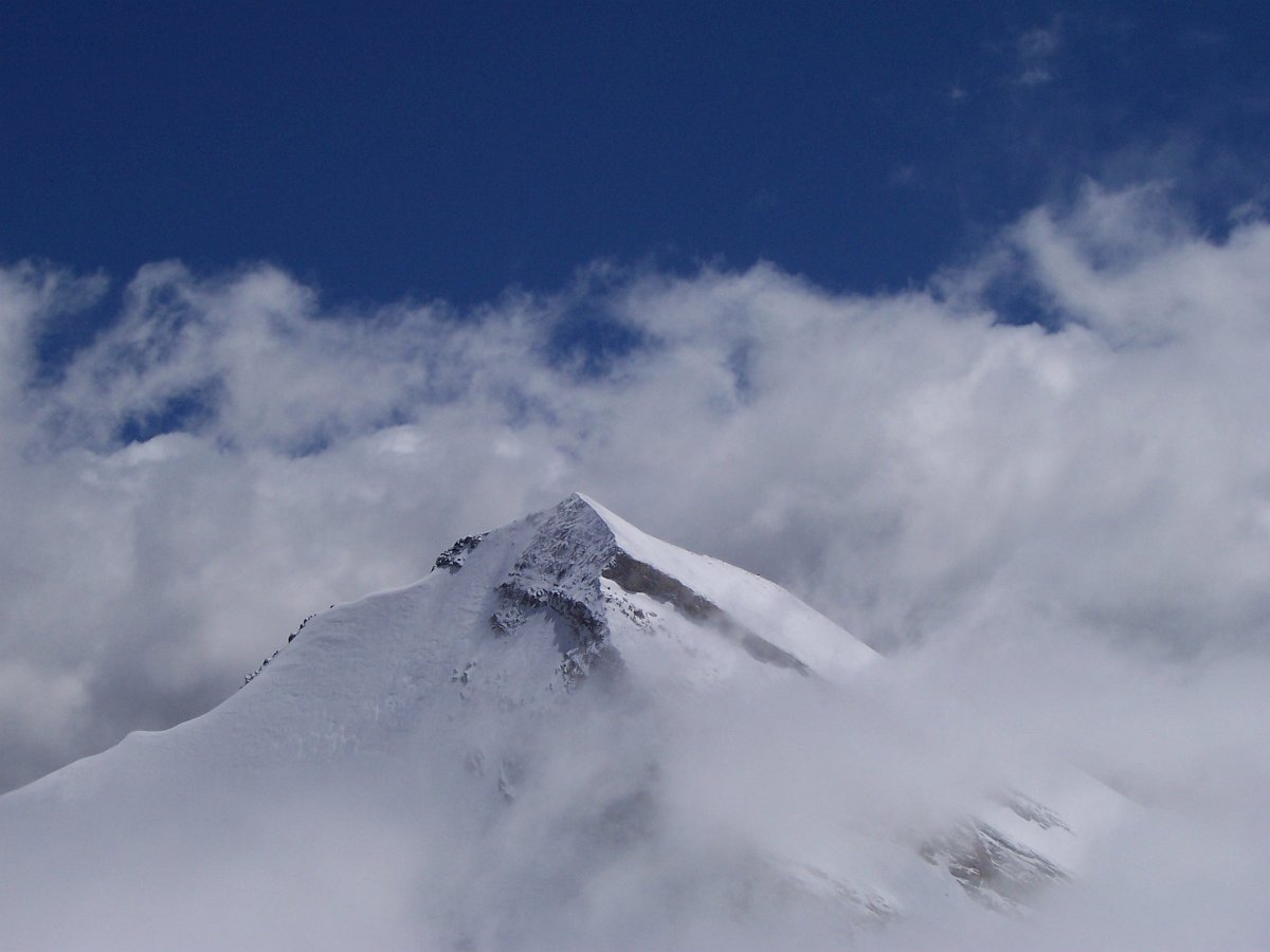 100_0715.JPG - Das Barrenhorn 3880 m. Es sollwohl der höchste Alpengipfel sein, den man bei guten Bedingungen noch als ambitionierter Bergwanderer erreichen kann.