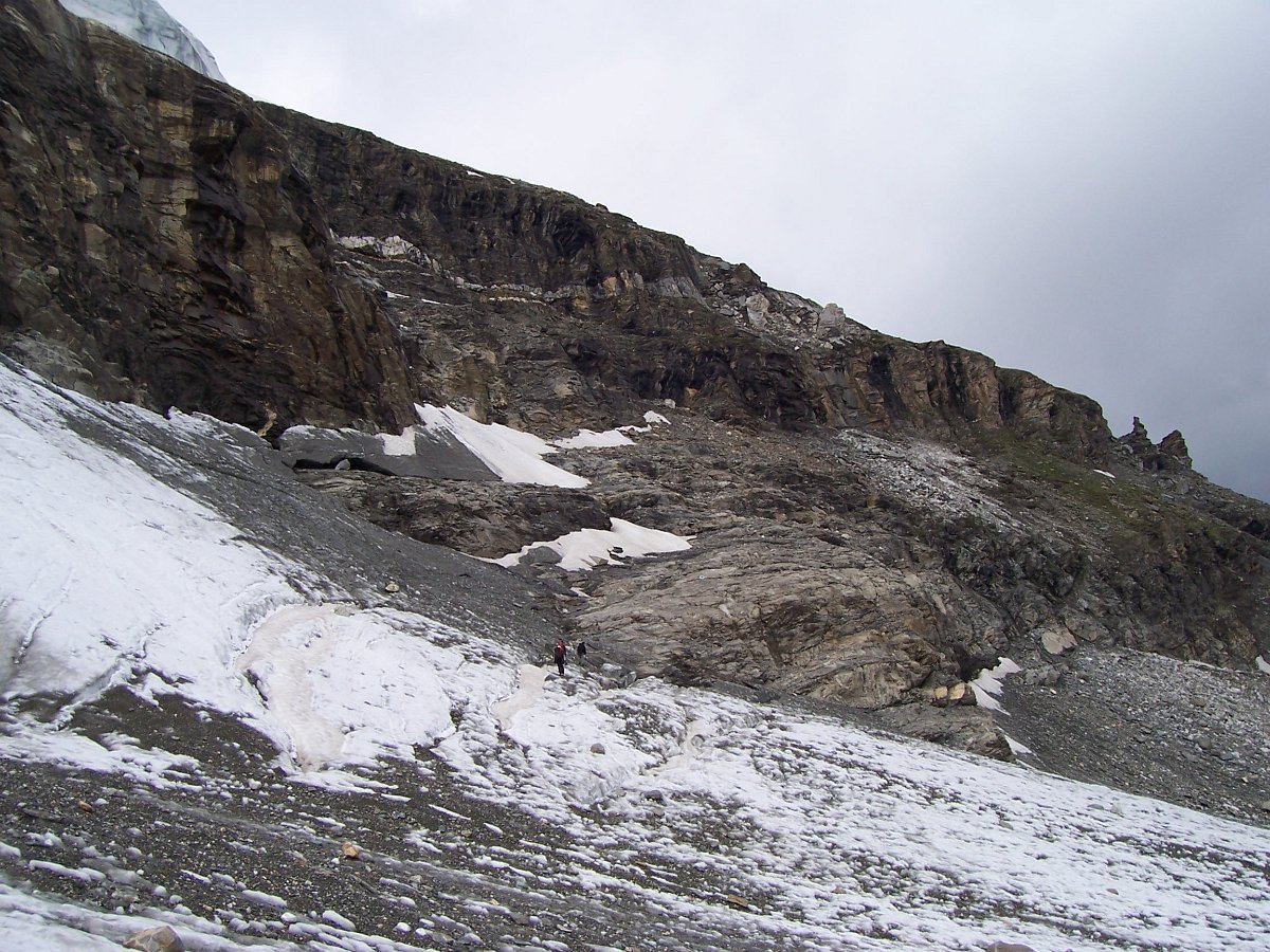 100_0729.JPG - Auf dem Turtmanngletscher queren wir zu einem versicherten Steig.