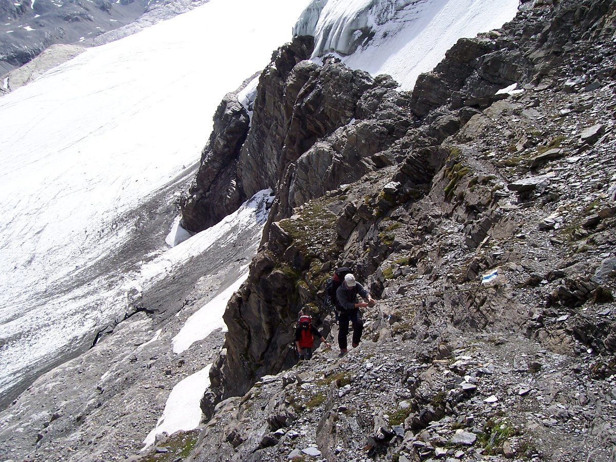 100_0732.JPG - Durch die Felsen geht es weiter.