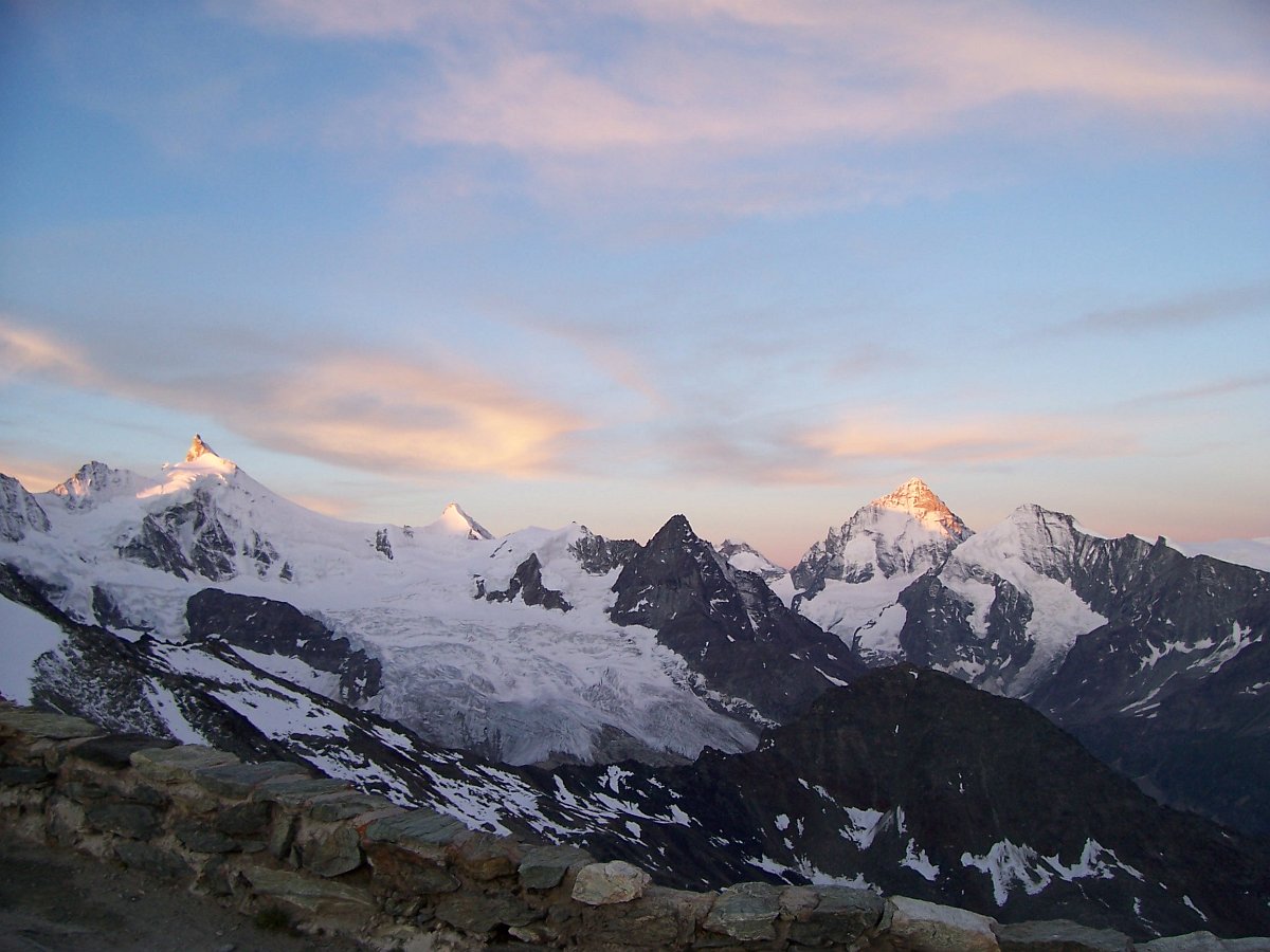 100_0754.JPG - Sonnenaufgang am Obergabelhorn und Zinalrothorn.