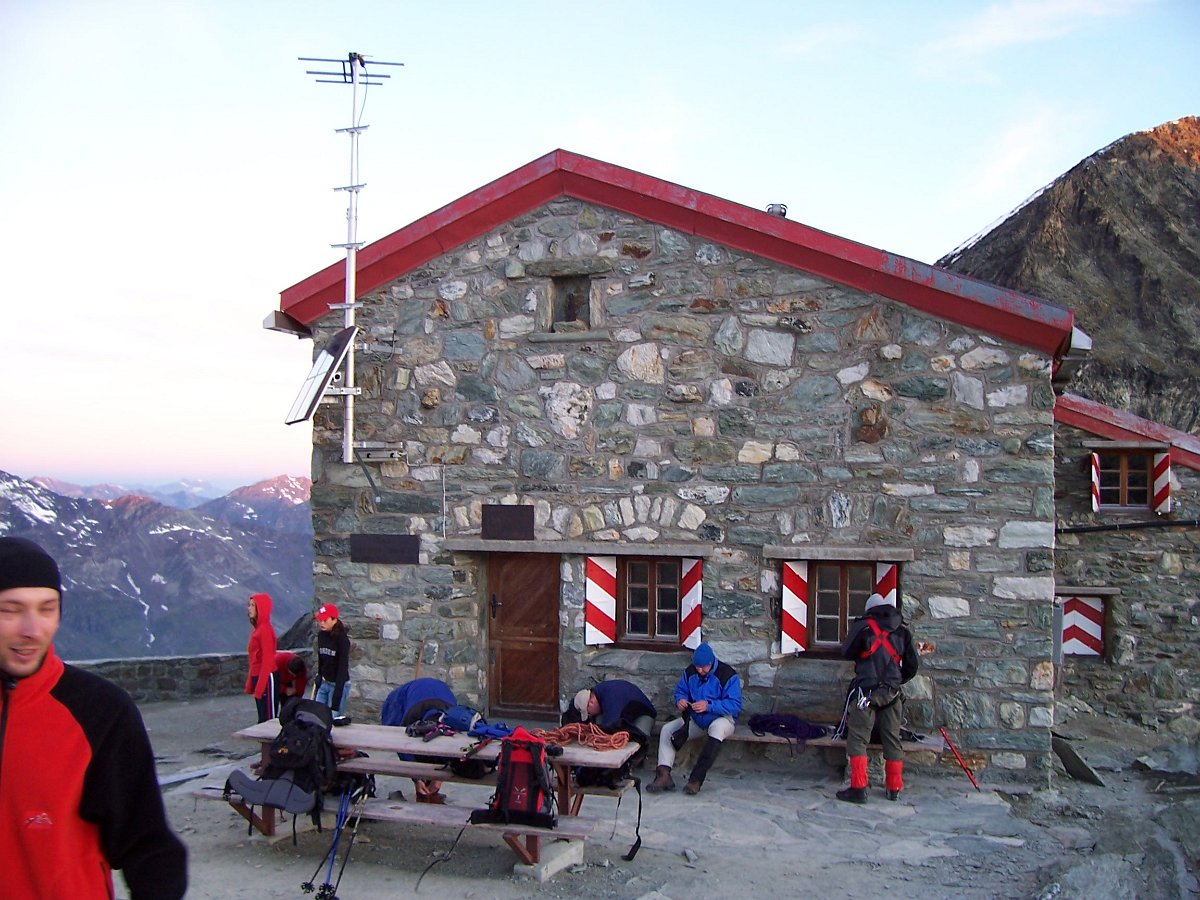 100_0757.JPG - Kalt ist es am Morgen beim Start in Richtung Bishorn.