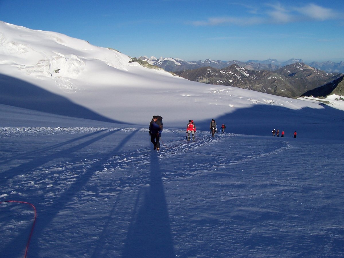 100_0758.JPG - Extrem lange Schatten wirft jede Person auf dem flach ansteigenden Gletscher.