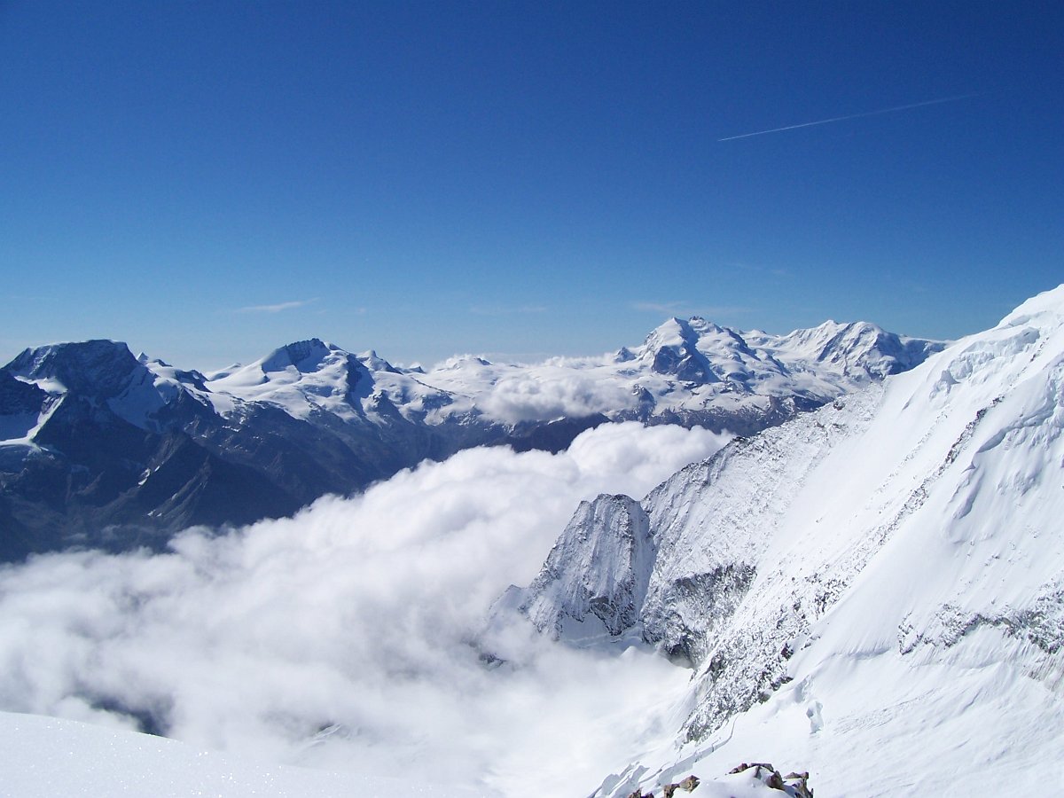 100_0766.JPG - Das Panorama reicht vom Alphubel links bis zum Liskamm rechts.