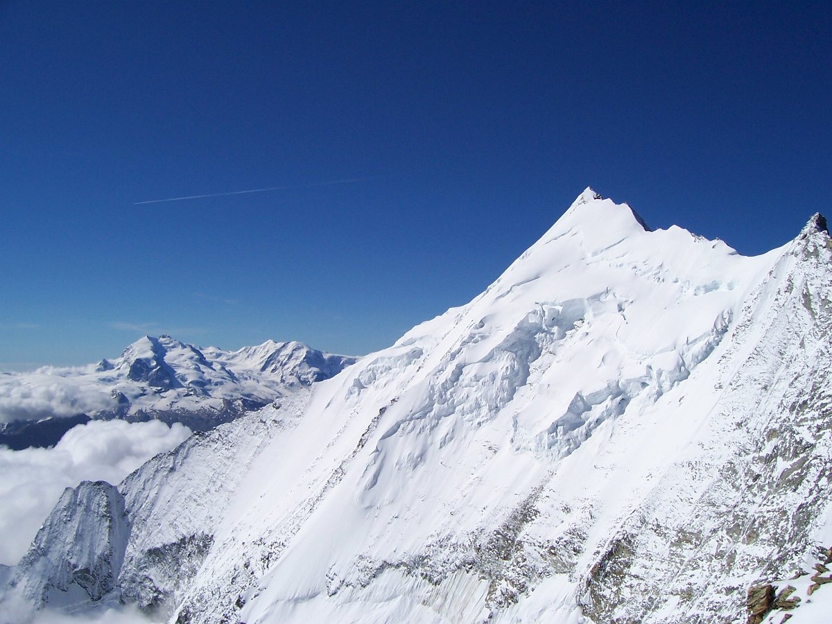 100_0768.JPG - Im Vordergrund rechts das Weisshorn.