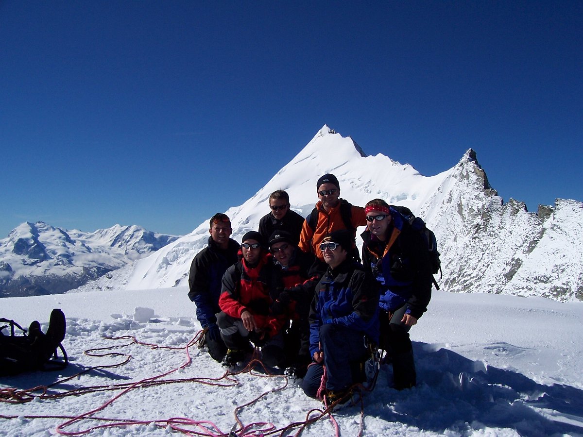 100_0779.JPG - vlnr: Bruno, Peter, ein Gast, Alex, Uwe, Gunter, Peter vor dem Weisshorn. Links hinten Monte Rosa und Lisskamm.