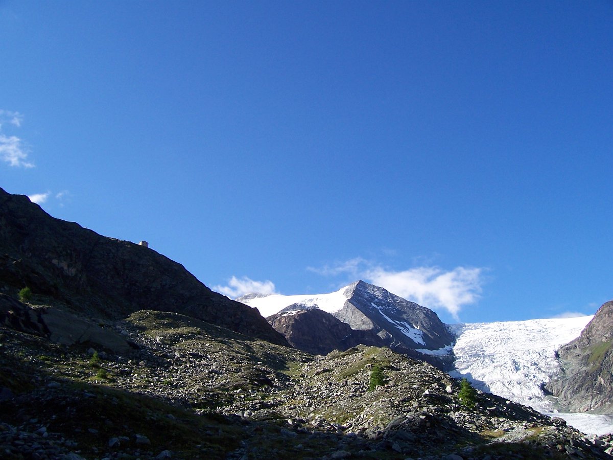 100_0782.JPG - Turtmanntal mit Hütte und Gletscher.