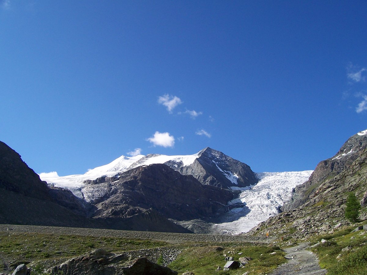 100_0783.JPG - Turtmanntal mit Staumauer, Hütte, Bishorn und Gletscher.