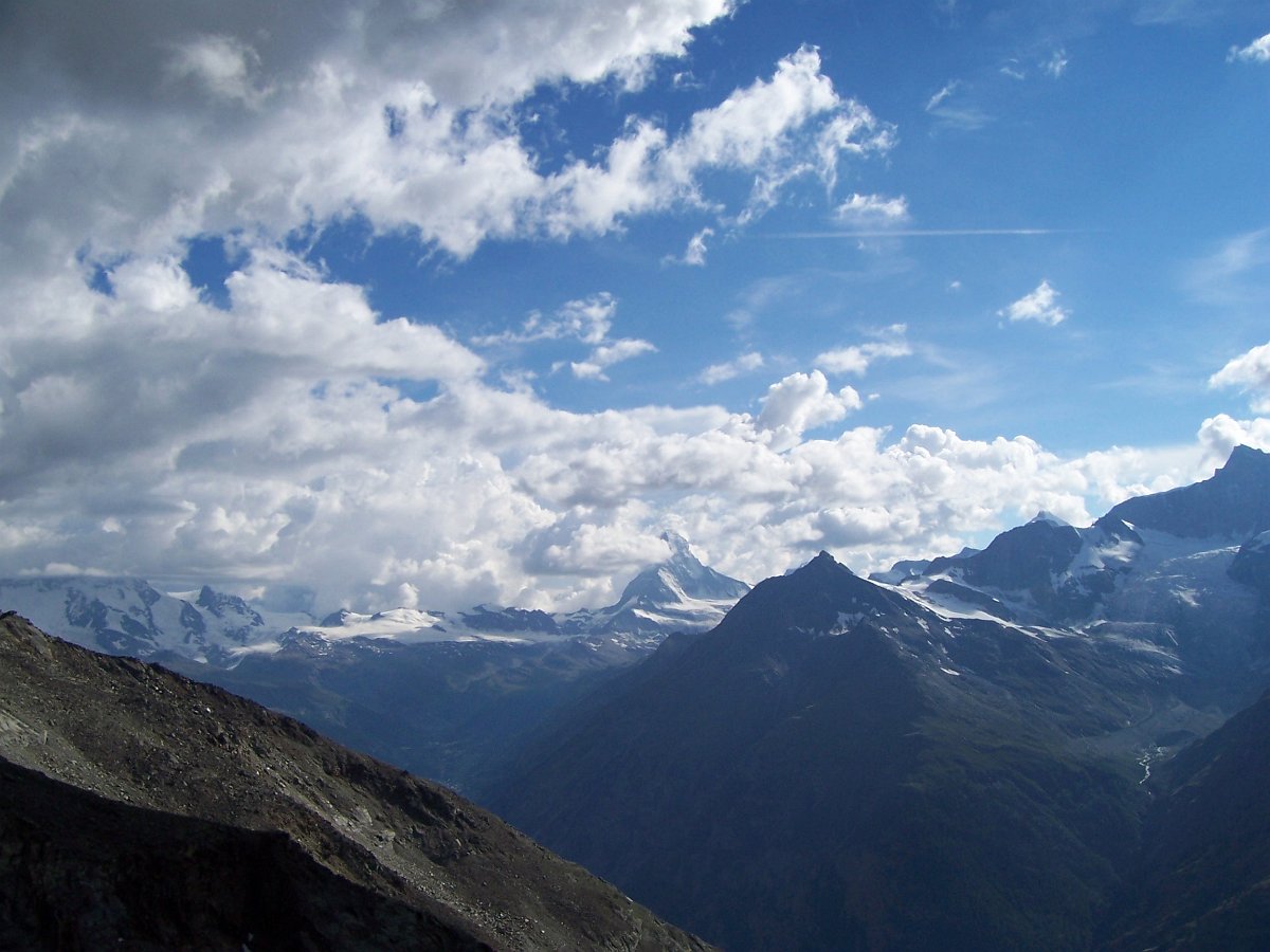 100_0792.JPG - Blick nach Süden. Das Matterhorn hat sich eingehüllt.