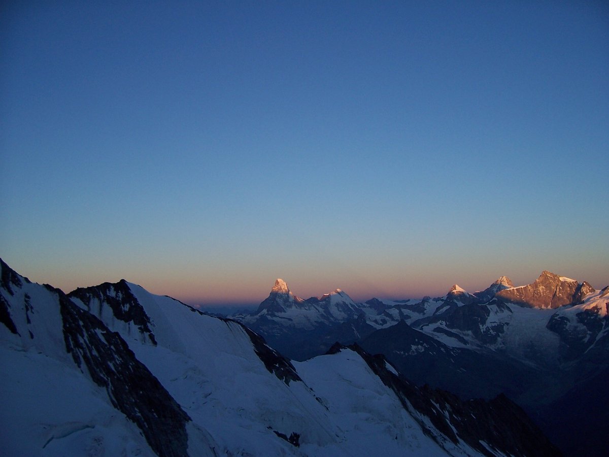 100_0795.JPG - Nach einer kurzen Nacht, Weckzeit 2.45 Uhr, geht dann bei der Überwindung des Festijoches die Sonne auf.