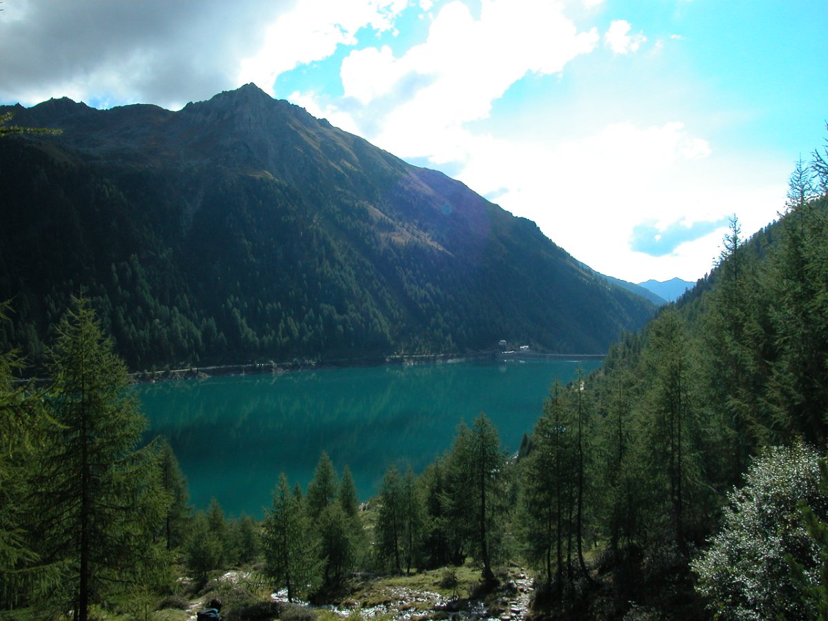 1064.JPG - Der Nevesstausee ist wieder erreicht. Am gegenüberliegenden Ufer stehen die Autos.