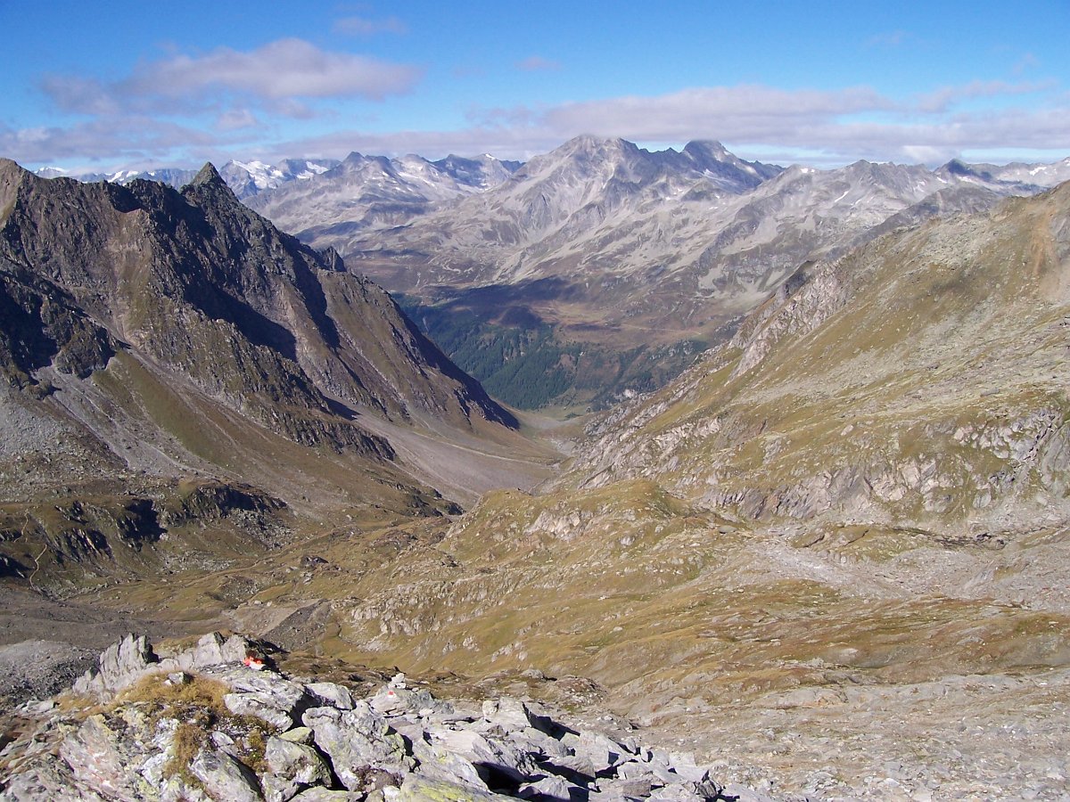 2064.JPG - Blick ins Windtal. Unten links um die Ecke liegt Kasern.