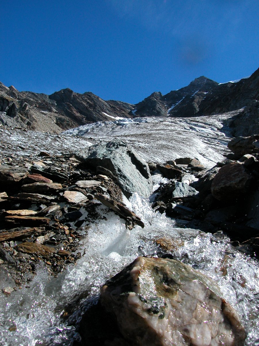 2087.JPG - Rauschende Wasser auf sterbendem Gletscher.