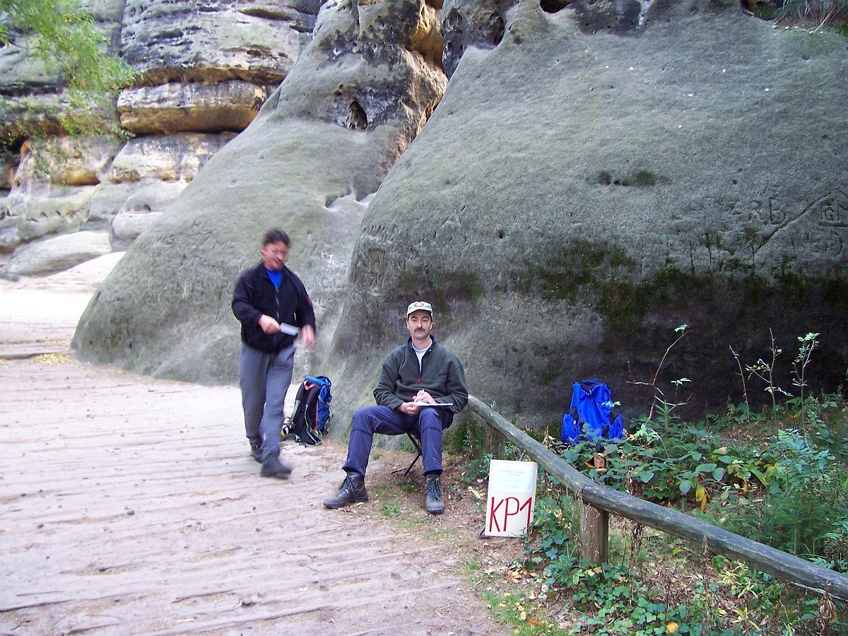 100_1745.JPG - Ralf hat den Kontrollpunkt 1 im Schrammtor besetzt.