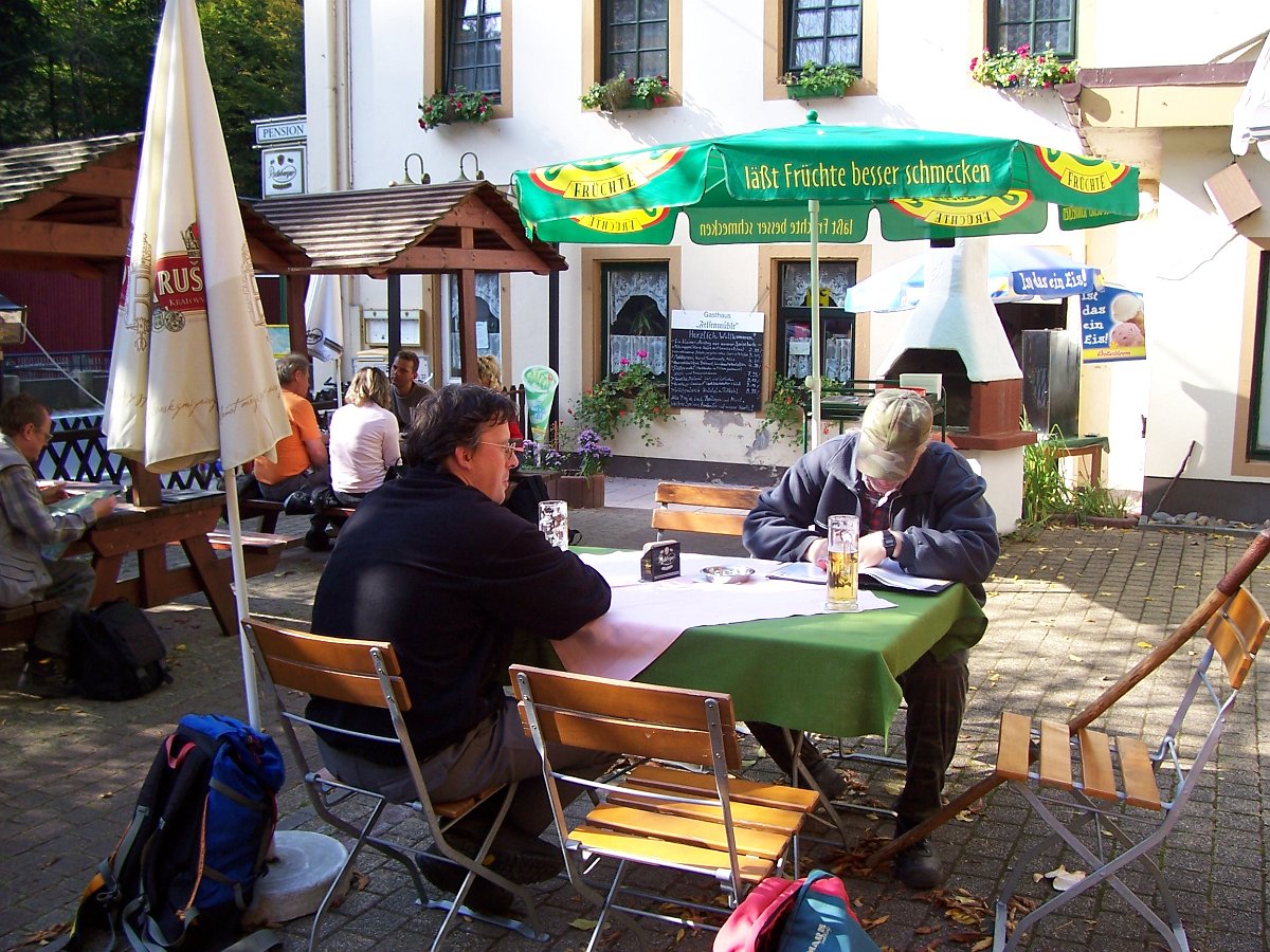 100_1765.JPG - Wieder im Kirnitzschtal bei der Mittagsrast an der Felsenmühle.