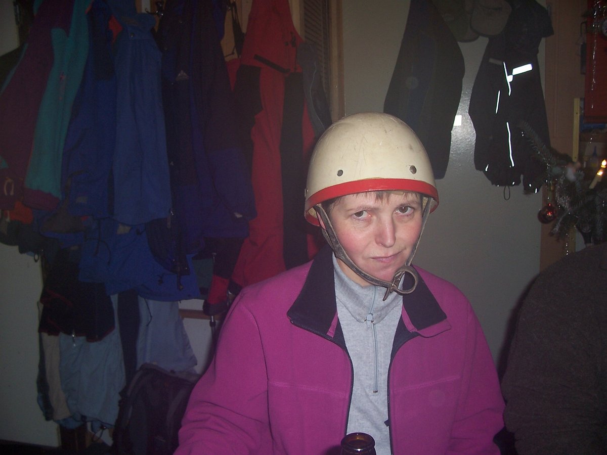100_2083.JPG - Ulli wurde unfreiwillig zum Model für Wolfgangs Bergsteigerutensiliensammlung.