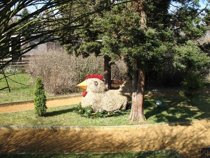 702.JPG - Eine nette Osterdekoration in Kleingießhübel.