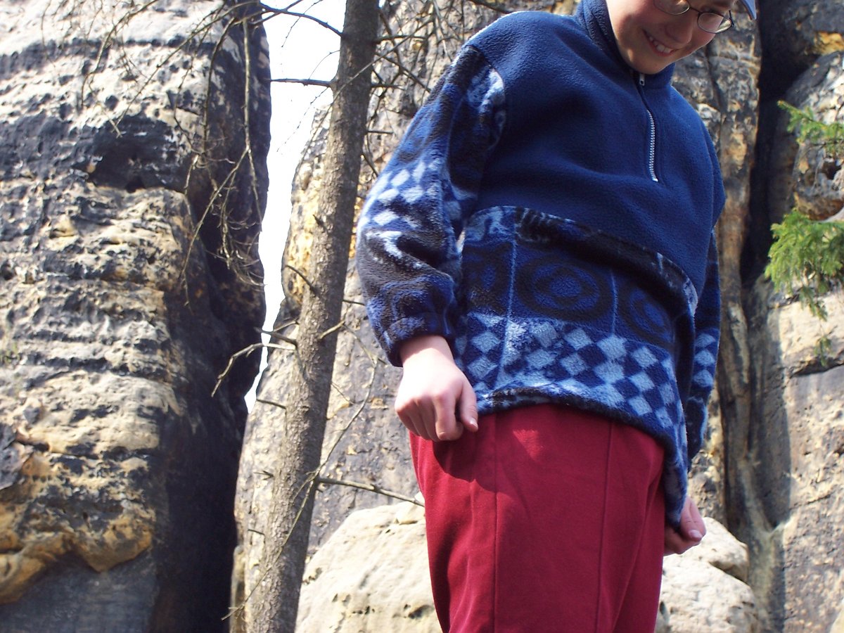 100_2461.JPG - Willi friert. In Brunos alte Dynamohose passt selbst der Gurt noch mit rein.