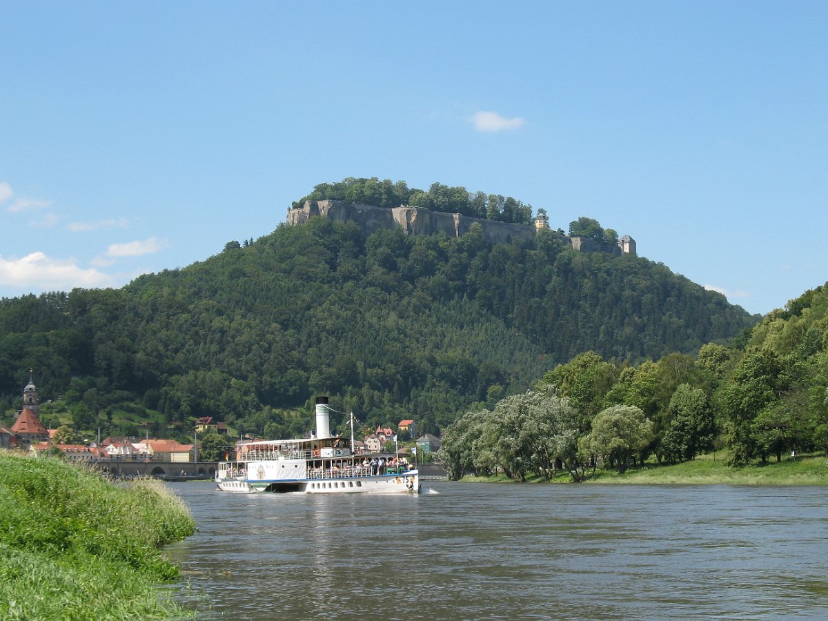 IMG_0490a.jpg - Der Dampfer Leipzig fährt flussaufwärts.