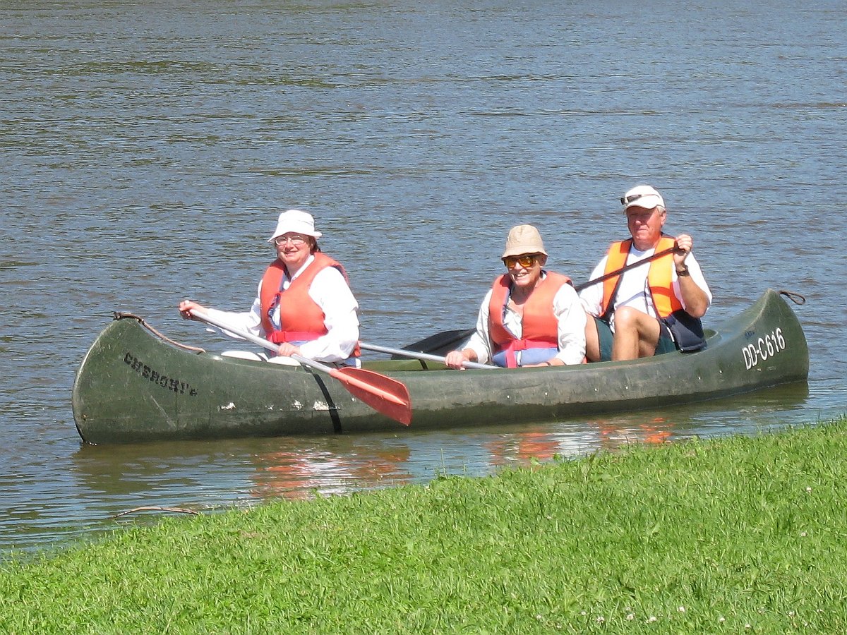 IMG_0497a.jpg - Das dritte Boot mit Ute, Wolfgang und Steuermann Reiner kommt an.
