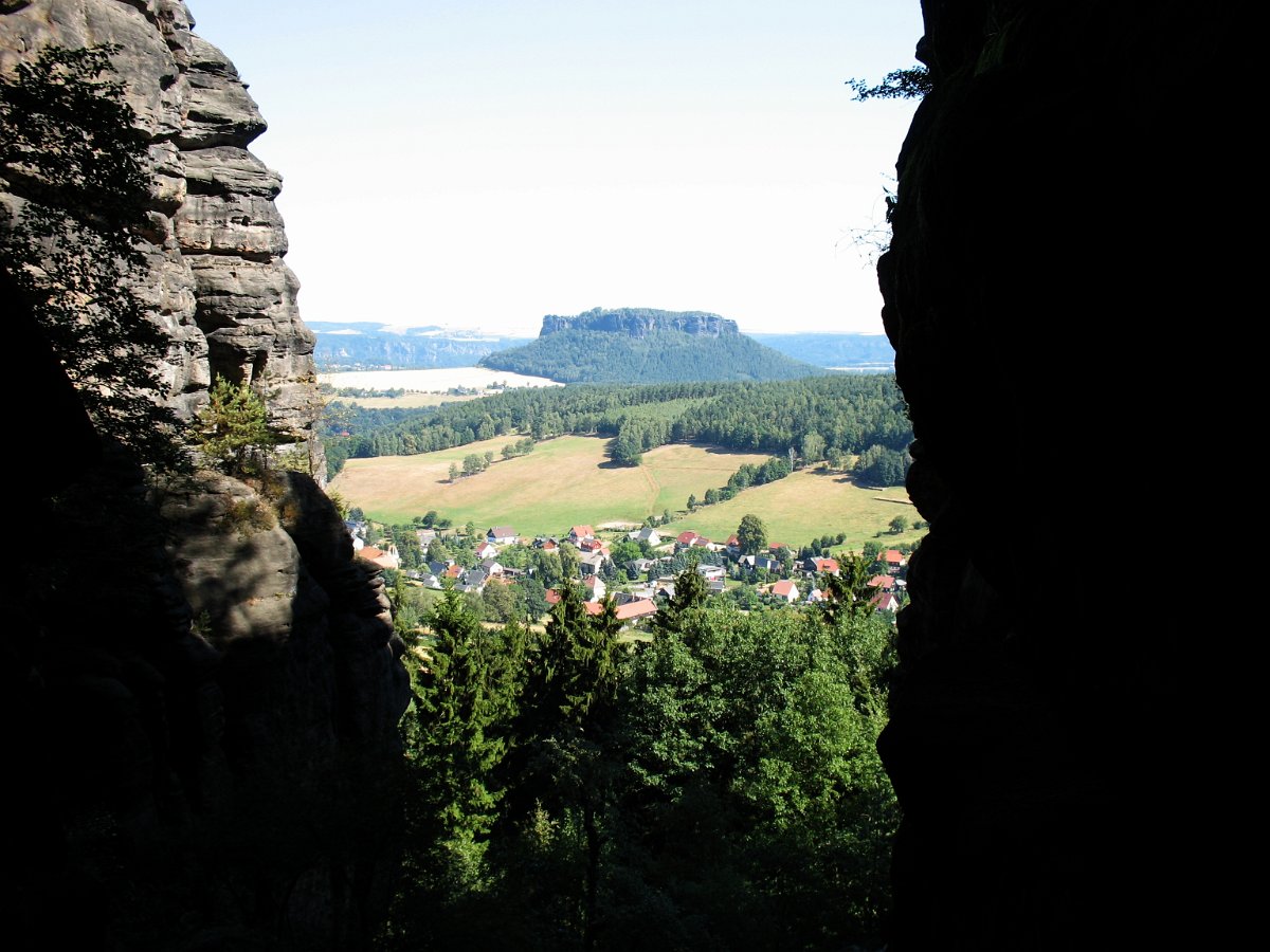 IMG_0599.jpg - Blick aus dem Nadelöhraufstieg auf Pfaffendorf und den Lilienstein.