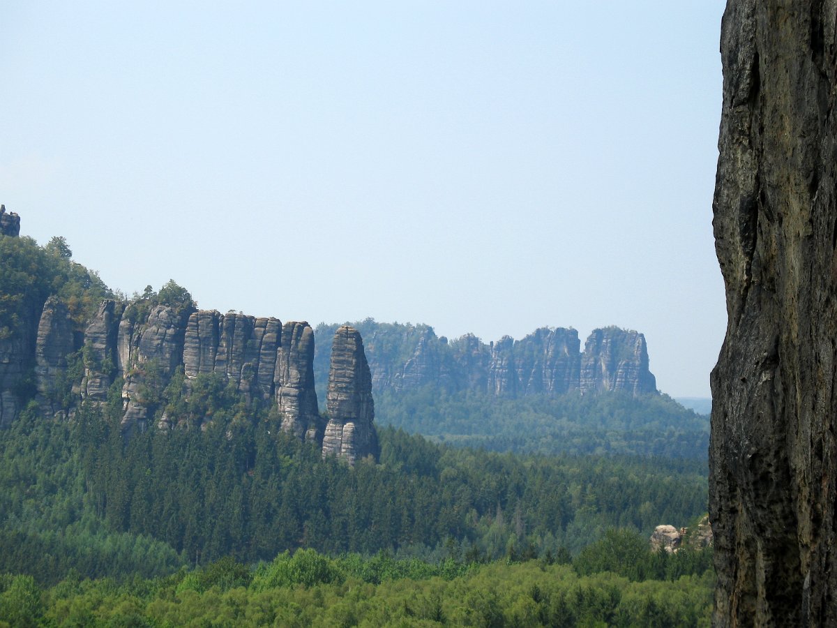 IMG_0679.jpg - Vorn der Blosstock und hinten die Schrammsteinkette.