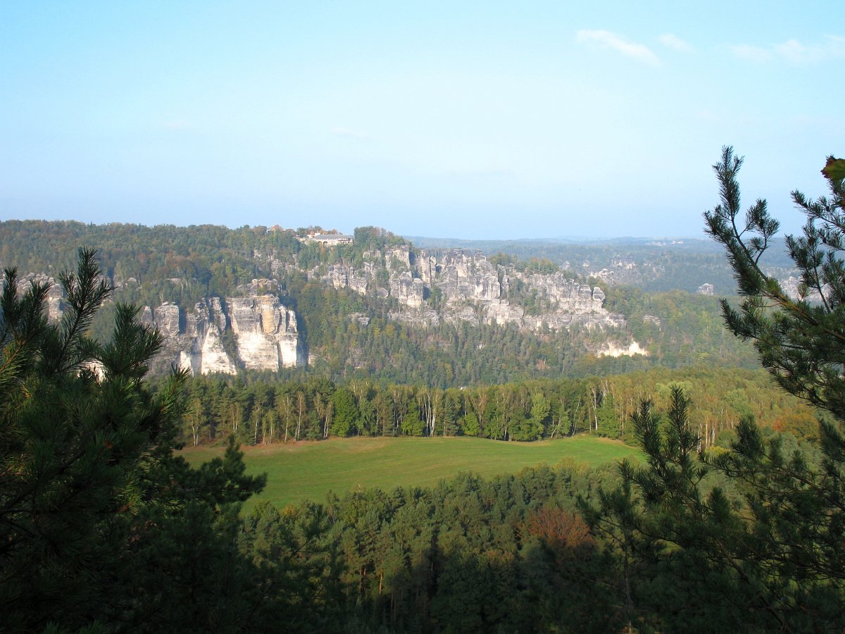 IMG_1794.JPG - Die Bastei auf der anderen Elbseite.
