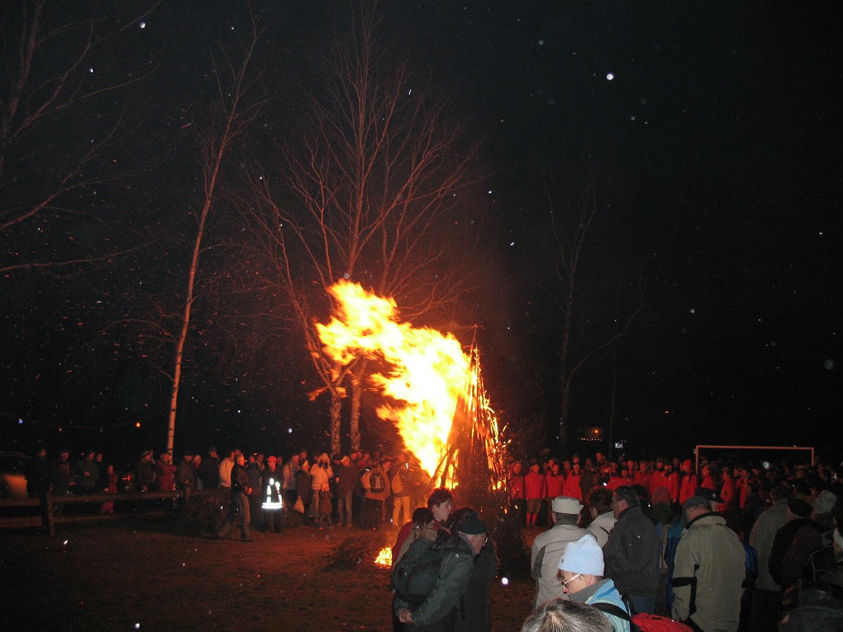 IMG_2477.JPG - Auf dem Festplatz brennt bereits das Feuer und der Chor singt.