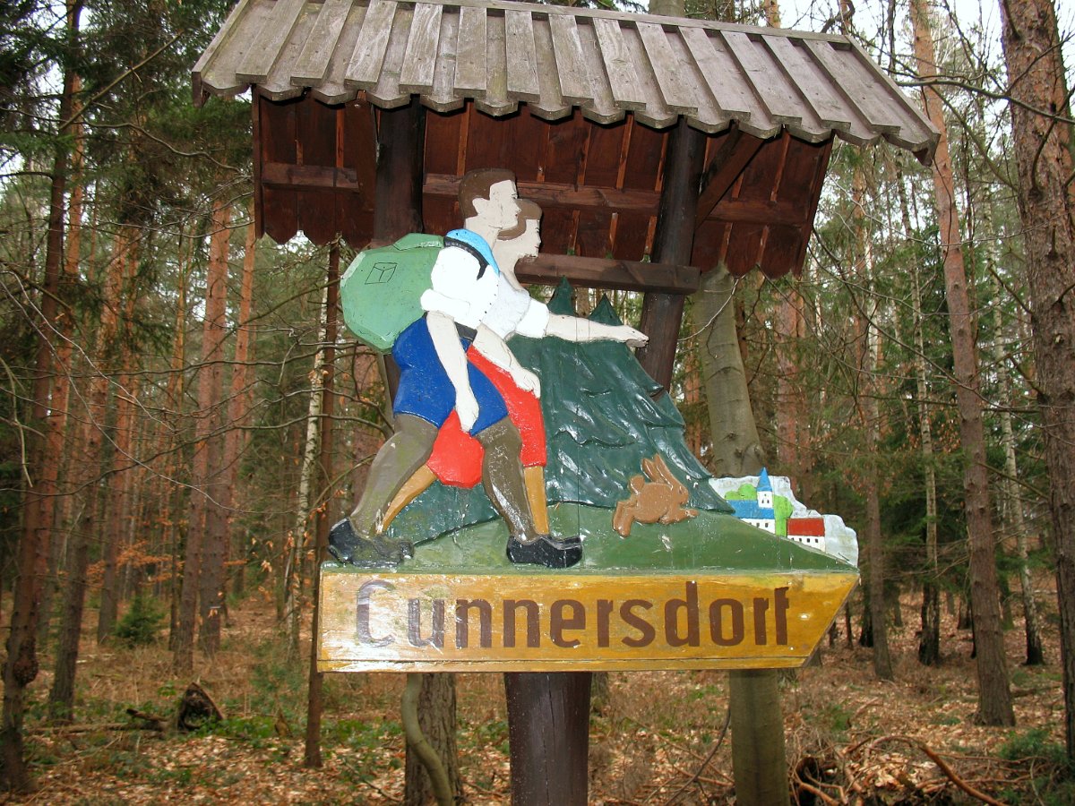 IMG_2799.JPG - Schön gestaltete Wegweiser wollen uns wieder zurück nach Cunnersdorf lenken, aber erst einmal geht es an die Dicke Berta zum Klettern.