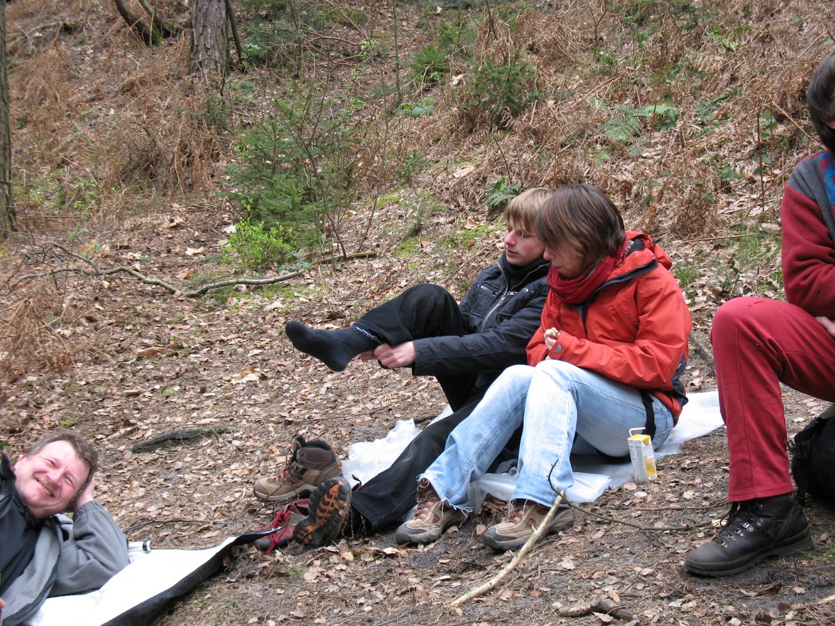 IMG_2945.JPG - Fertigmachen zum Klettern auch für Erik.