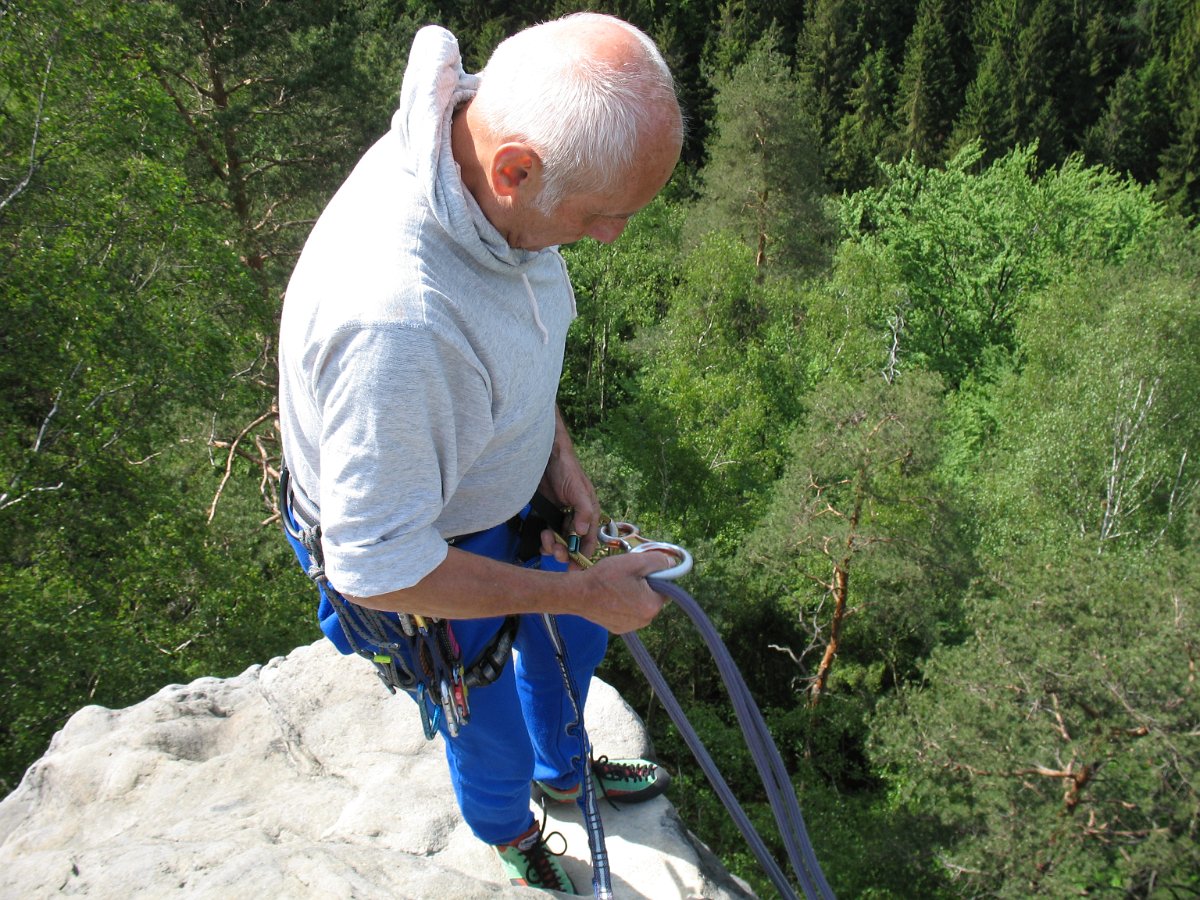 IMG_3193.JPG - Nach dem Kommando "Seil frei" greift sich Lothar beide Seilstränge des Abseil-Seiles und seine Abseilacht.