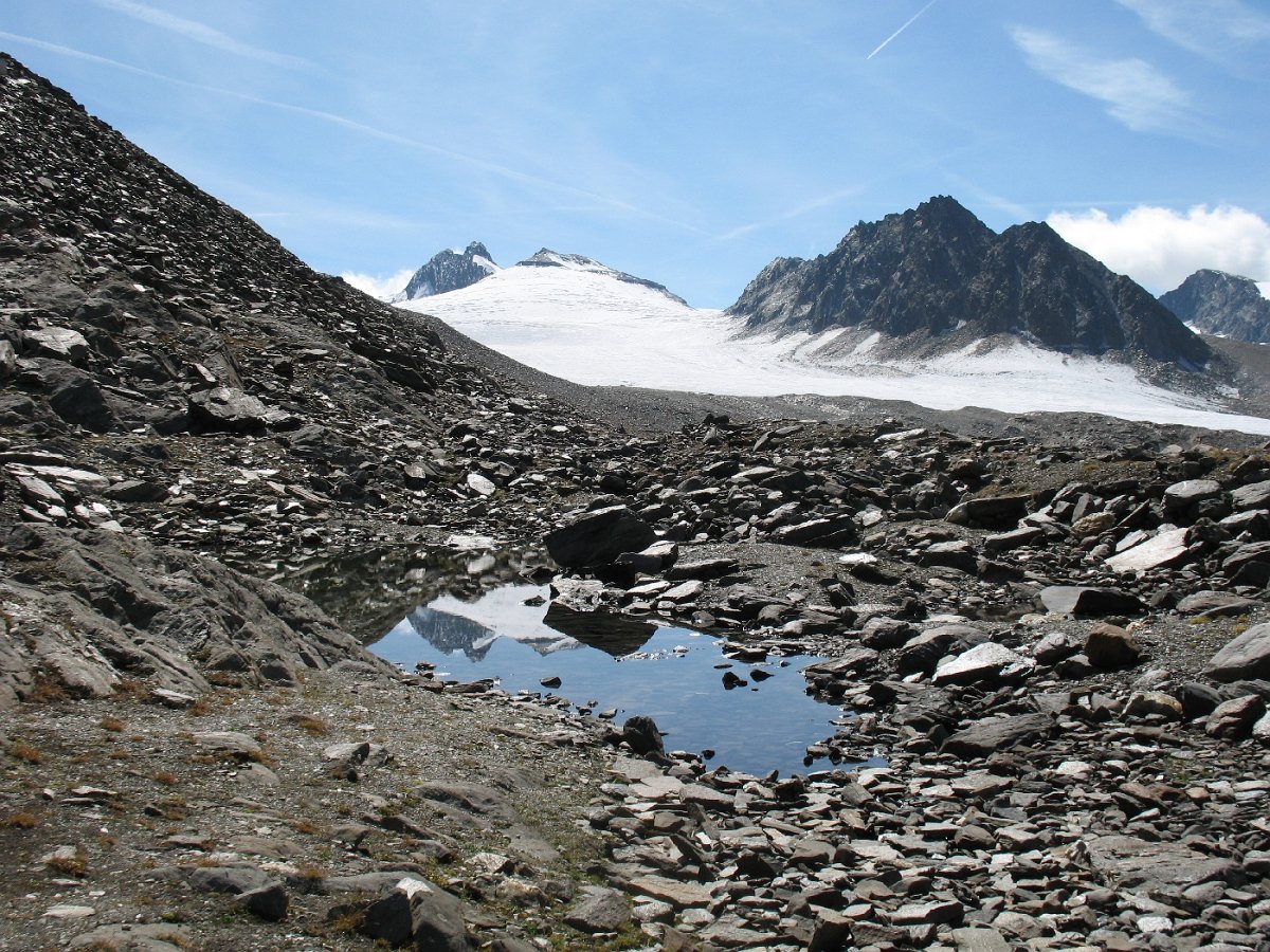 IMG_4489.JPG - Blick vom Hochwildehaus auf die Hochwilde (links), die sich auch im Wasser spiegelt.