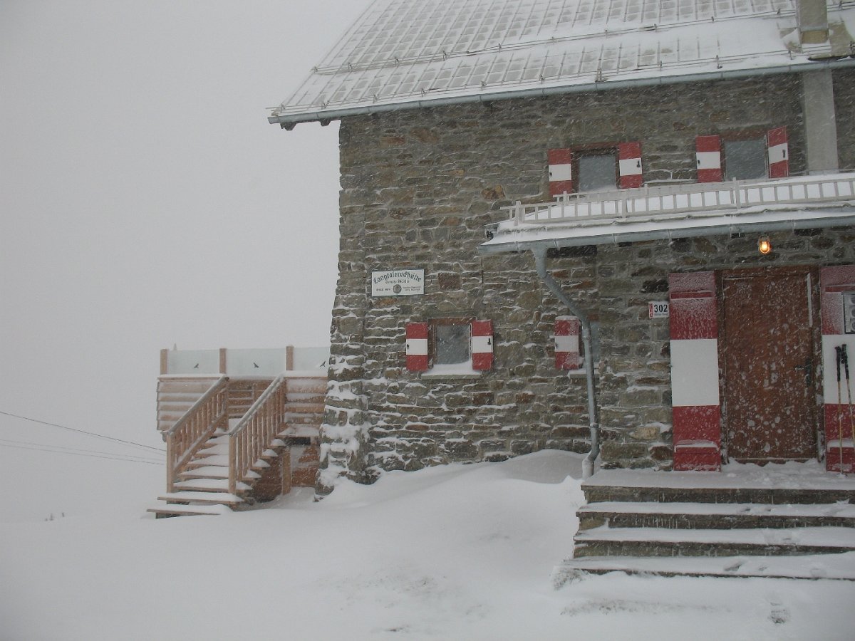 IMG_4596.JPG - Einen Tag später sind wir dann auch von der Langtalereckhütte abgestiegen.Es war noch viel mehr Schnee gefallen.