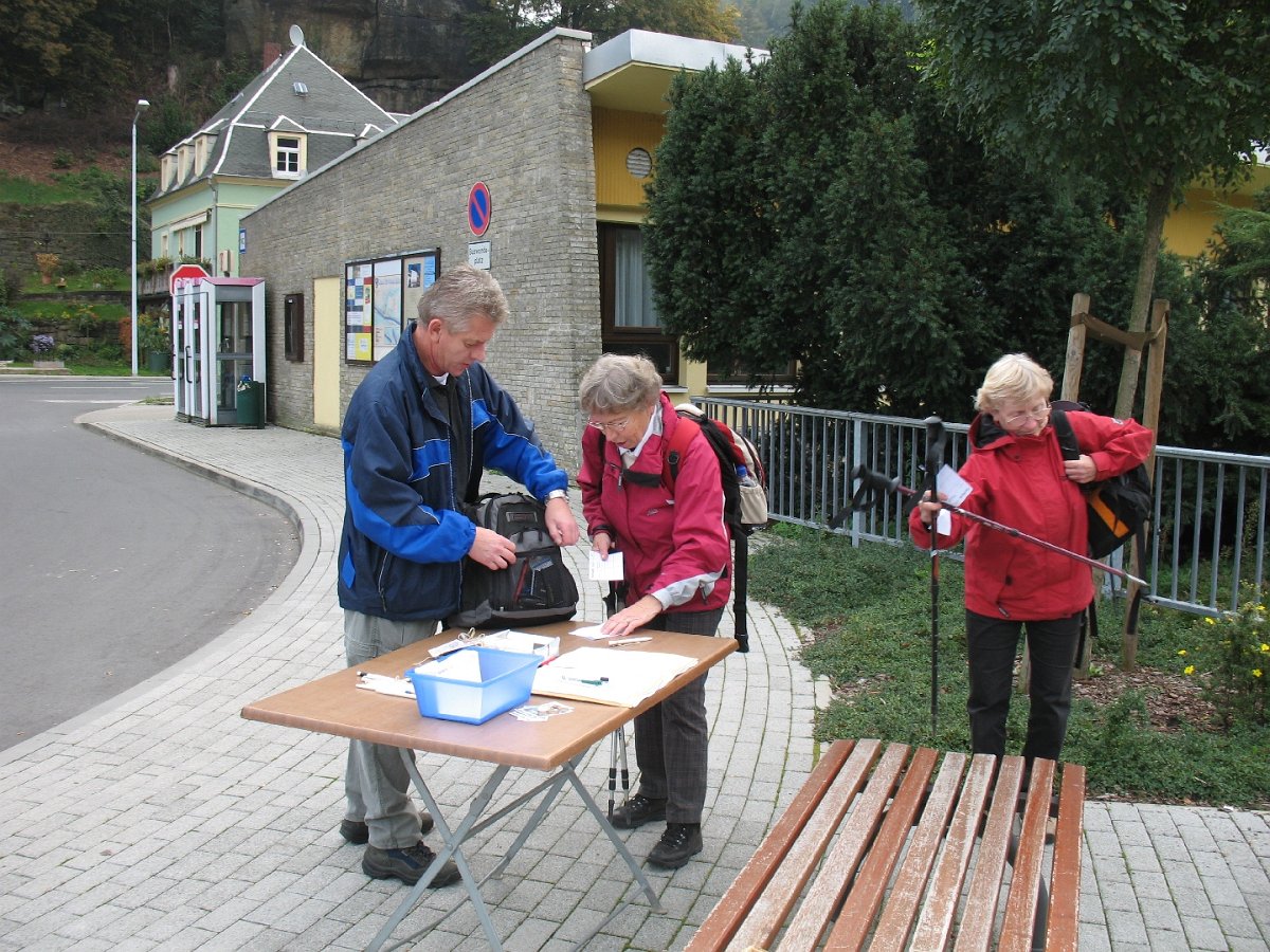IMG_4937.JPG - Beim Start beobachtet. Hier hattet ihr euch noch nicht verlaufen. Christa, Hannelore und Andreas.