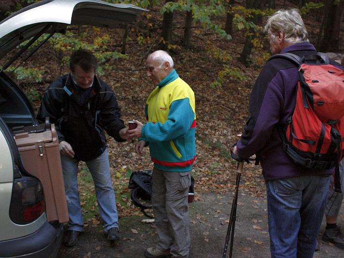 0120.jpg - Hansi gibt den Tee aus. Lothar und Rainer waren auf der kleinen Runde unterwegs. (Bild: Horst)