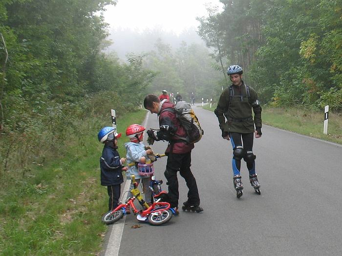 003.jpg - Familie T. ist mit unterschiedlichen Fortbewegungsmitteln unterwegs.