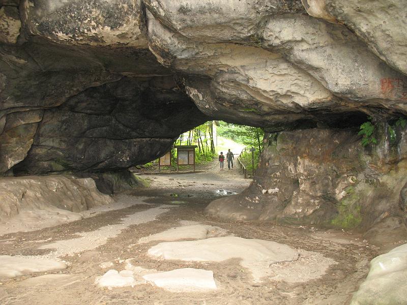 IMG_6490.jpg - Der Kuhstall ist das nach dem Prebischtor zweitgrößte Felsentor des Elbsandsteingebirges. Er befindet sich auf dem Neuen Wildenstein. Im 15. Jahrhundert gab es hier eine Burganlage. Die maximalen Abmessungen sind: 11 m hoch, 17 m breit und 24 m tief.
