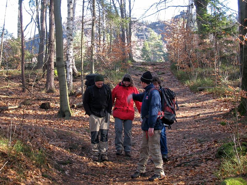 IMG_5475.jpg - Die Mühlen und die Kühnis nutzen die Wanderung zu angeregten Gesprächen.