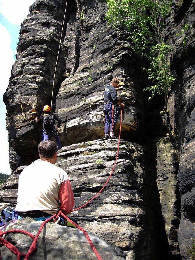 IMG_2070K.jpg - Hansi klettert am Vorderen Schroffen Stein an der Vergessenen Kante. Im Vordergrund Micha beim Sichern.