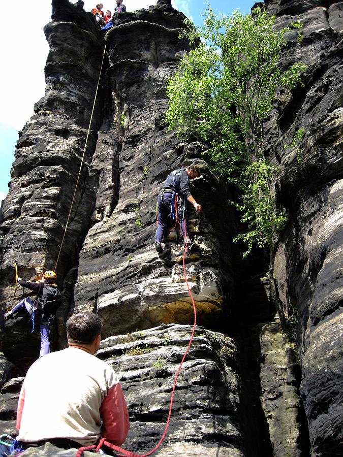 IMG_2071K.jpg - Hansi klettert am Vorderen Schroffen Stein an der Vergessenen Kante. Im Vordergrund Micha beim Sichern.