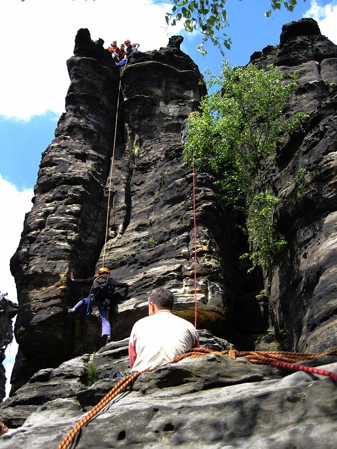 IMG_2072K.jpg - Auch die *Südostrinne wird geklettert. Oben ist bei ganz genauem Hinsehen Luise zu erkennen, die mit ihren Sportfreundinnen auch ins Bielatal zum Klettern gekommen ist.