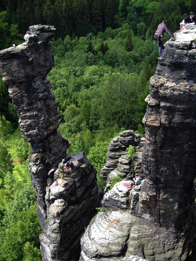 IMG_2103K.jpg - Blick von oben auf die Herkulessäulen. An beiden wird gerade geklettert.